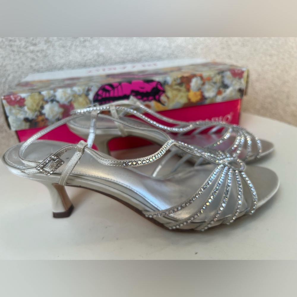Dezario silver shoes kitten heel rhinestones sandals sz 7.5M